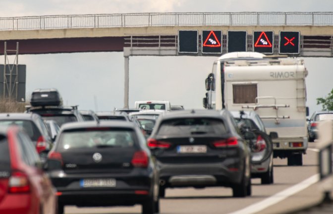 Stau auf der A8 zwischen Stuttgart und Ulm  – ein alltägliches Bild.<span class='image-autor'>Foto: dpa/Stefan Puchner</span>