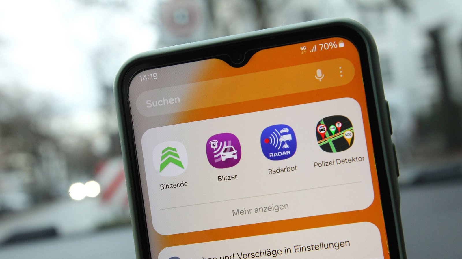 Eine Blitzer-App wurde einem BMW-Fahrer aus Tuttlingen zum Verhängnis. (Symbolbild)Foto: IMAGO/Hanno Bode