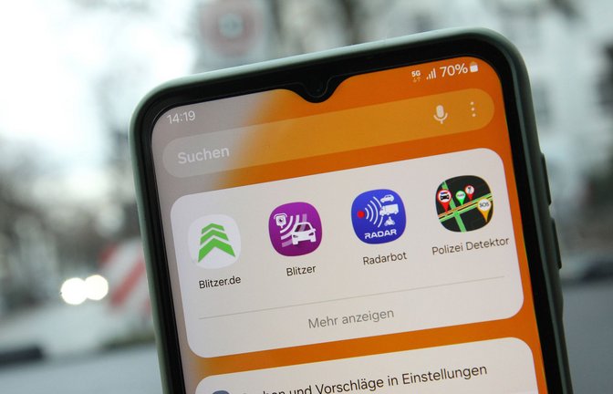 Eine Blitzer-App wurde einem BMW-Fahrer aus Tuttlingen zum Verhängnis. (Symbolbild)<span class='image-autor'>Foto: IMAGO/Hanno Bode</span>