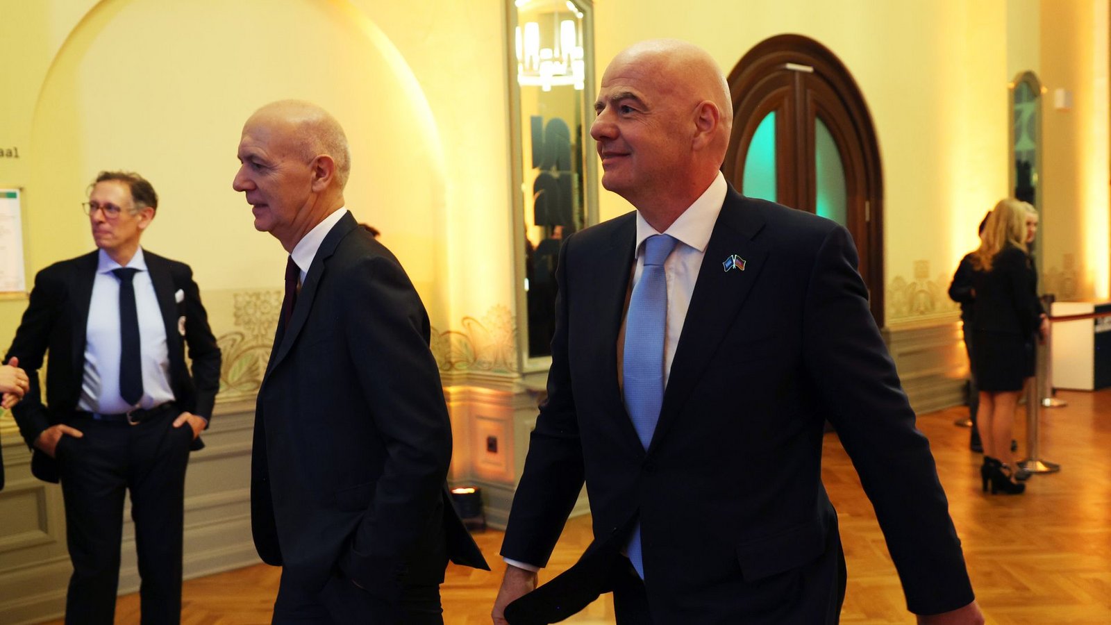 Das Verhältnis des DFB mit Bernd Neuendorf (l) zur FIFA und Gianni Infantino hat sich inzwischen entspannt. (Archivbild)Foto: Maja Hitij/Getty Images Europe Pool/dpa