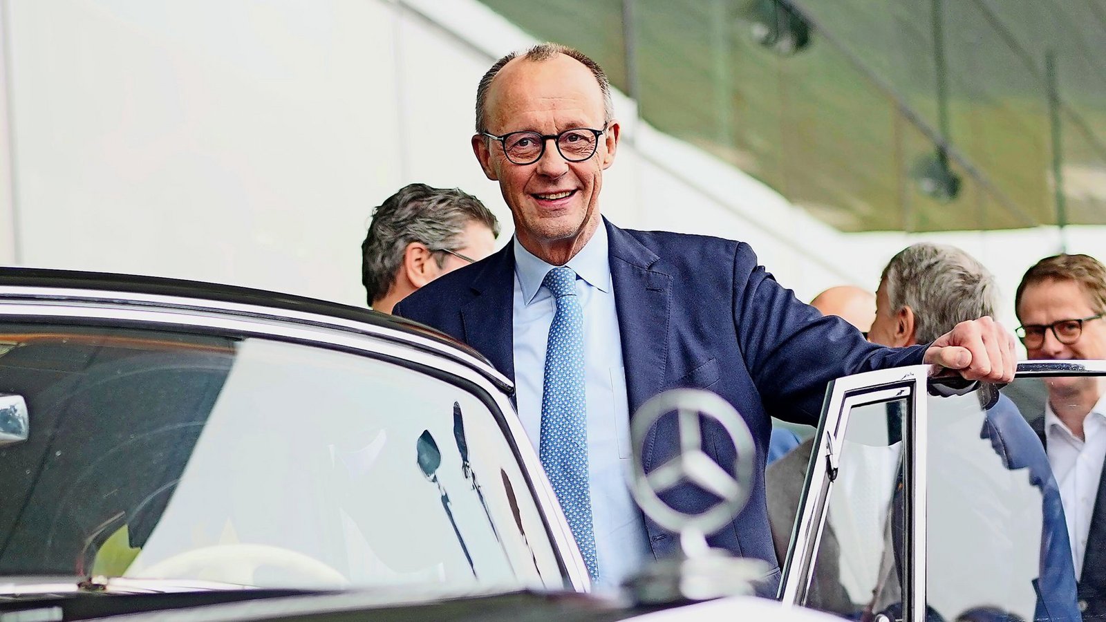 Der Kanzler beim Hallenrundgang auf der Messe Stuttgart, auf der der CDU-Parteitag über die Bühne geht. Im Bild ein ehemaliger Dienstwagen von Konrad Adenauer.Foto: Kay Nietfeld Der Kanzler beim Hallenrundgang auf der Messe Stuttgart, auf der der CDU-Parteitag über die Bühne geht. Im Bild ein ehemaliger Dienstwagen von Konrad Adenauer.Foto: Kay Nietfeld