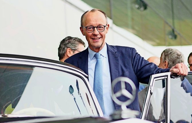 Der Kanzler beim Hallenrundgang auf der  Messe Stuttgart, auf der der CDU-Parteitag über die Bühne geht. Im Bild ein ehemaliger  Dienstwagen von Konrad Adenauer.<span class='image-autor'>Foto: Kay Nietfeld</span>