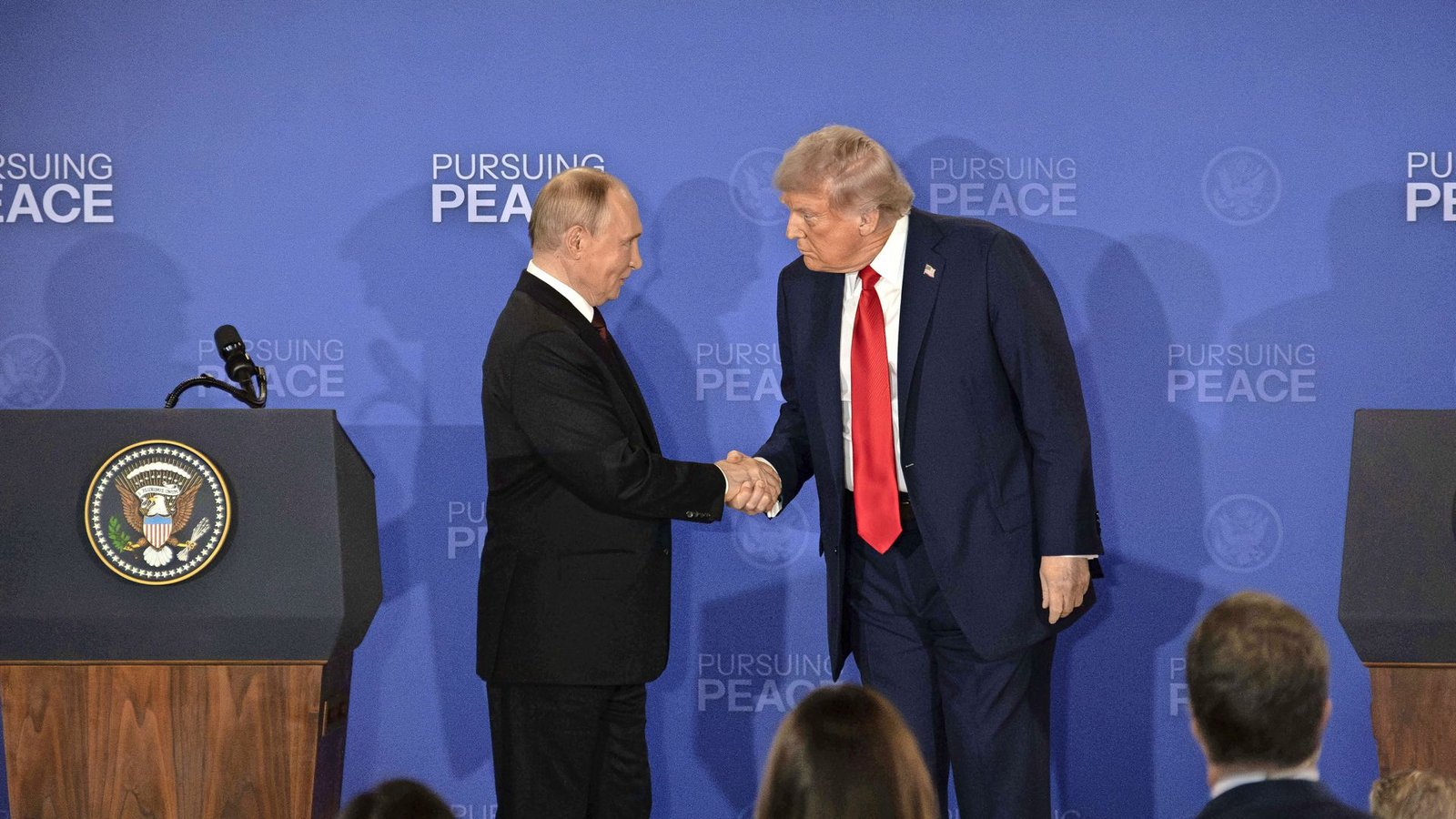 Wladimir Putin könnte Donald Trump schon bald wieder die Hand schütteln.Foto: IMAGO/ZUMA Press Wire Wladimir Putin könnte Donald Trump schon bald wieder die Hand schütteln.Foto: IMAGO/ZUMA Press Wire