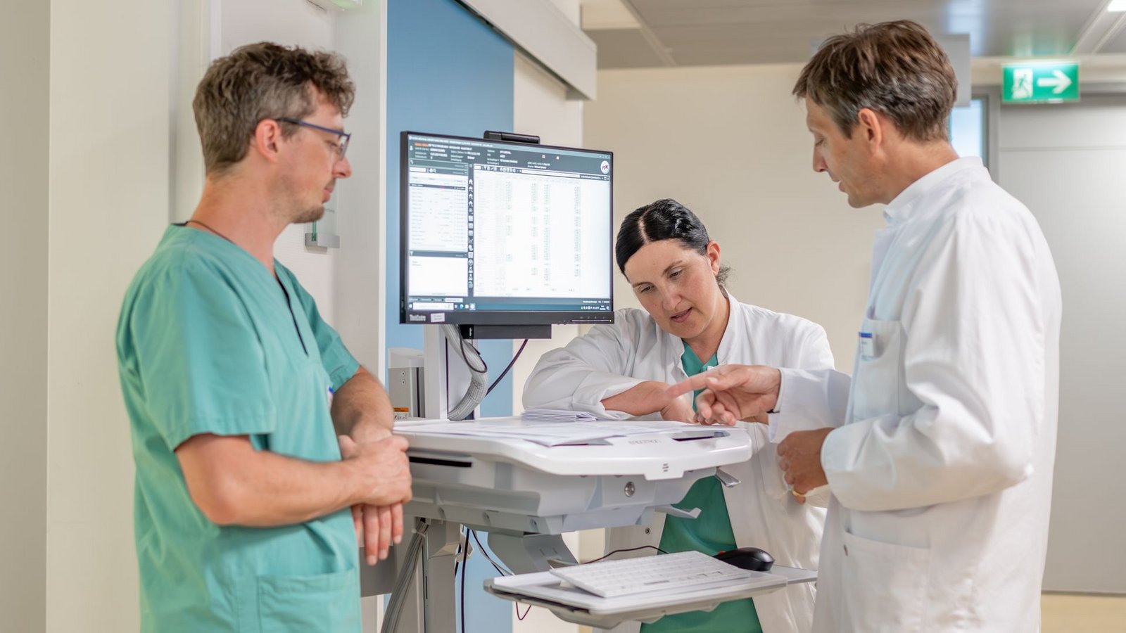 Im digitalisierten Krankenhaus können Ärzte von überall auf wichtige Patientendaten zugreifen. Unser Bild zeigt einen digitalen Visitenwagen im Diakonie-Klinikum.Foto: Lichtgut Im digitalisierten Krankenhaus können Ärzte von überall auf wichtige Patientendaten zugreifen. Unser Bild zeigt einen digitalen Visitenwagen im Diakonie-Klinikum.Foto: Lichtgut