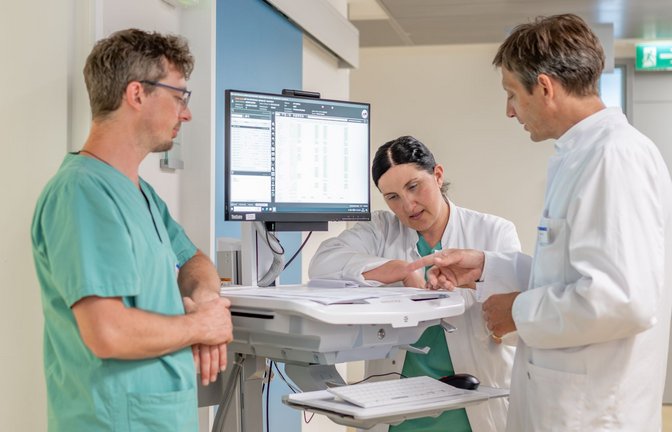 Im digitalisierten Krankenhaus können Ärzte von überall auf wichtige Patientendaten zugreifen. Unser Bild zeigt einen  digitalen Visitenwagen im Diakonie-Klinikum.<span class='image-autor'>Foto: Lichtgut</span>