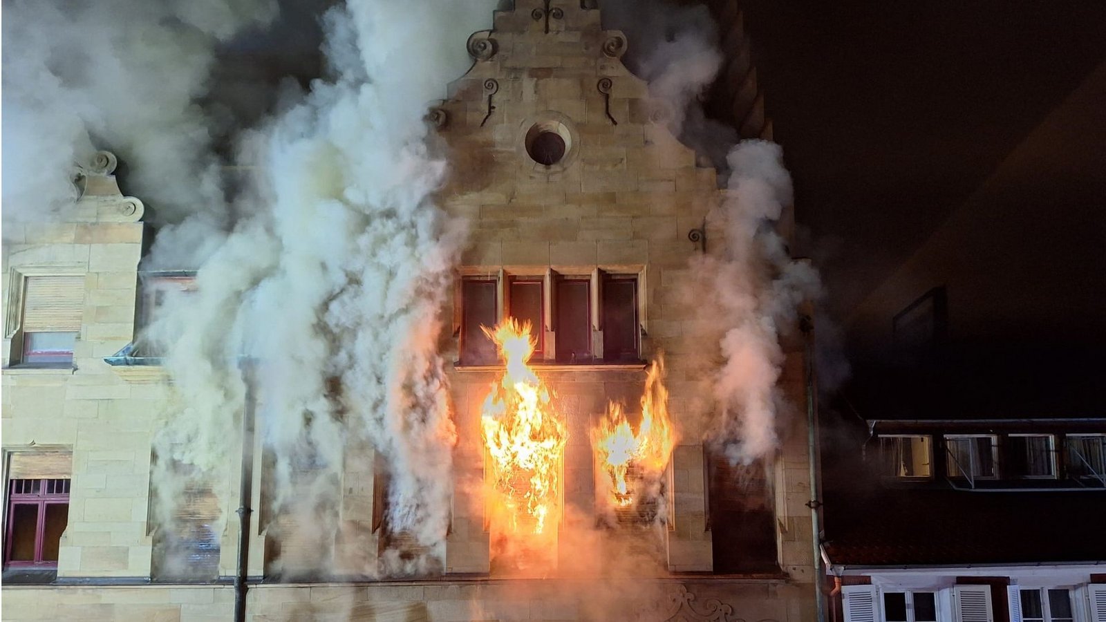 Gegen 1 Uhr nachts ist das Feuer in diesem Konstanzer Stadtpalast ausgebrochen.Foto: /David Bruder