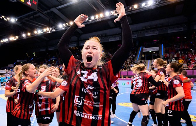Meike Schmelzer bejubelt den Einzug ins Pokal-Endspiel mit der HSG Bensheim/Auerbach.<span class='image-autor'>Foto: IMAGO/wolf-sportfoto</span>