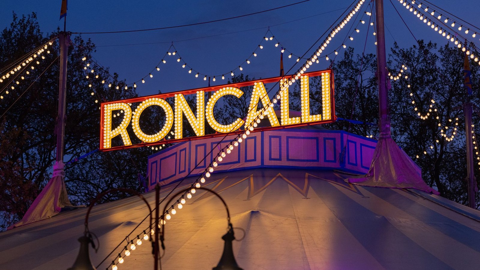 Seine Welturaufführung hatte der Circus Roncalli 18. Mai 1976 in Bonn.Foto: Rolf Vennenbernd/dpa