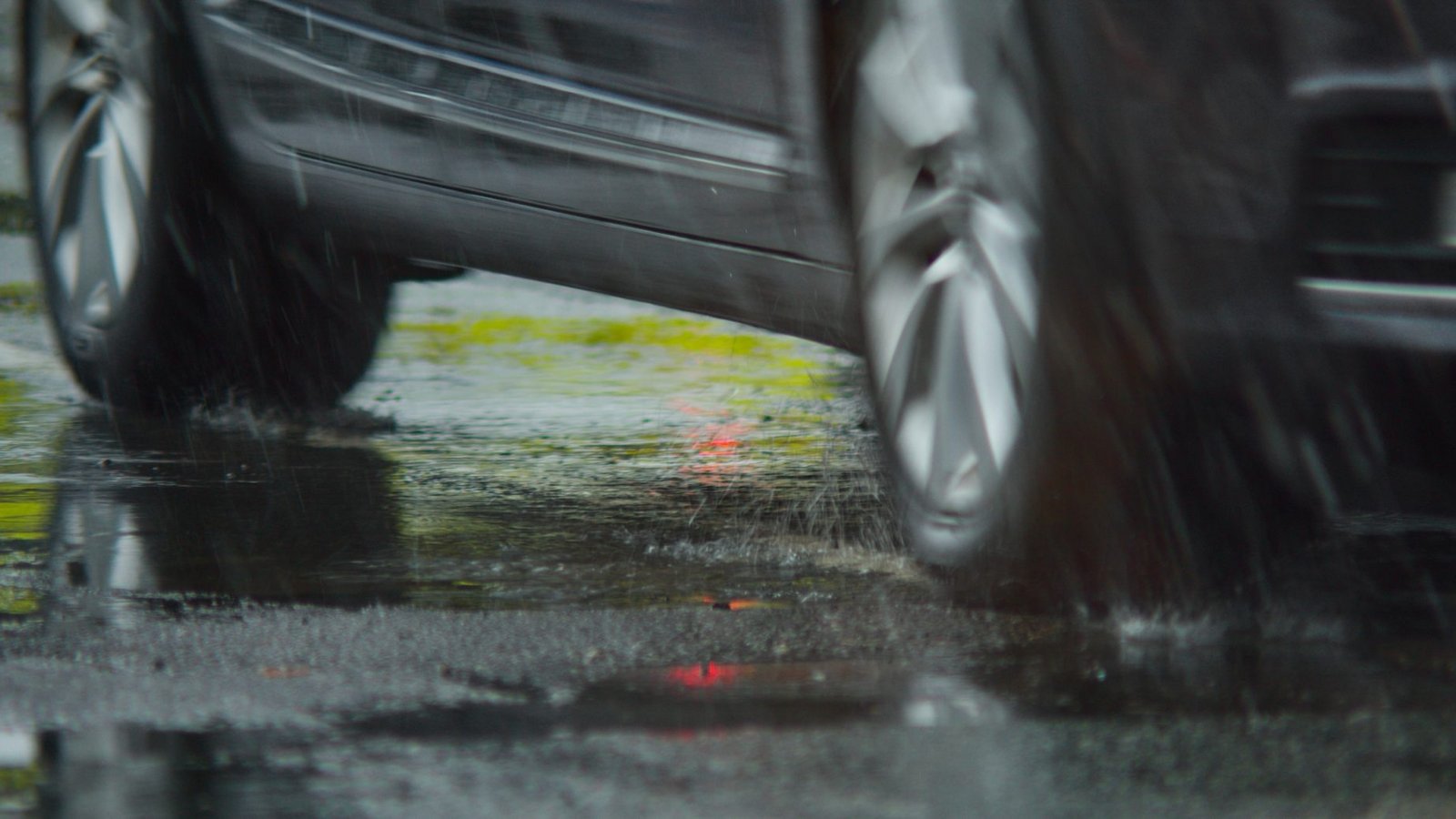 Aktuell ist es auf den Straßen teilweise spiegelglatt.Foto: Adam Klis Film Production / shutterstock.com