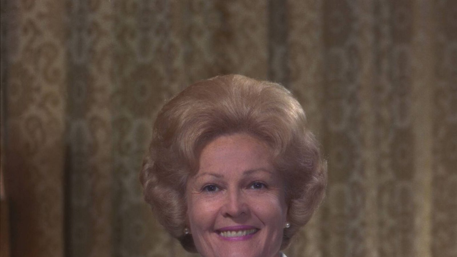 Patricia Nixon (First Lady von 1969 bis 1974): „Pat“ Nixon erweiterte nicht nur die Bildersammlung des Weißen Hauses, als First Lady ermunterte die Frau von Richard Nixon junge Amerikaner, sich in Freiwilligendiensten zu engagieren. Als Nixon 1974 nach der Watergate-Affäre zurücktrat, um einer Amtsenthebung zu entgehen, stand sie treu an seiner Seite.Foto: imago images / Everett Collection