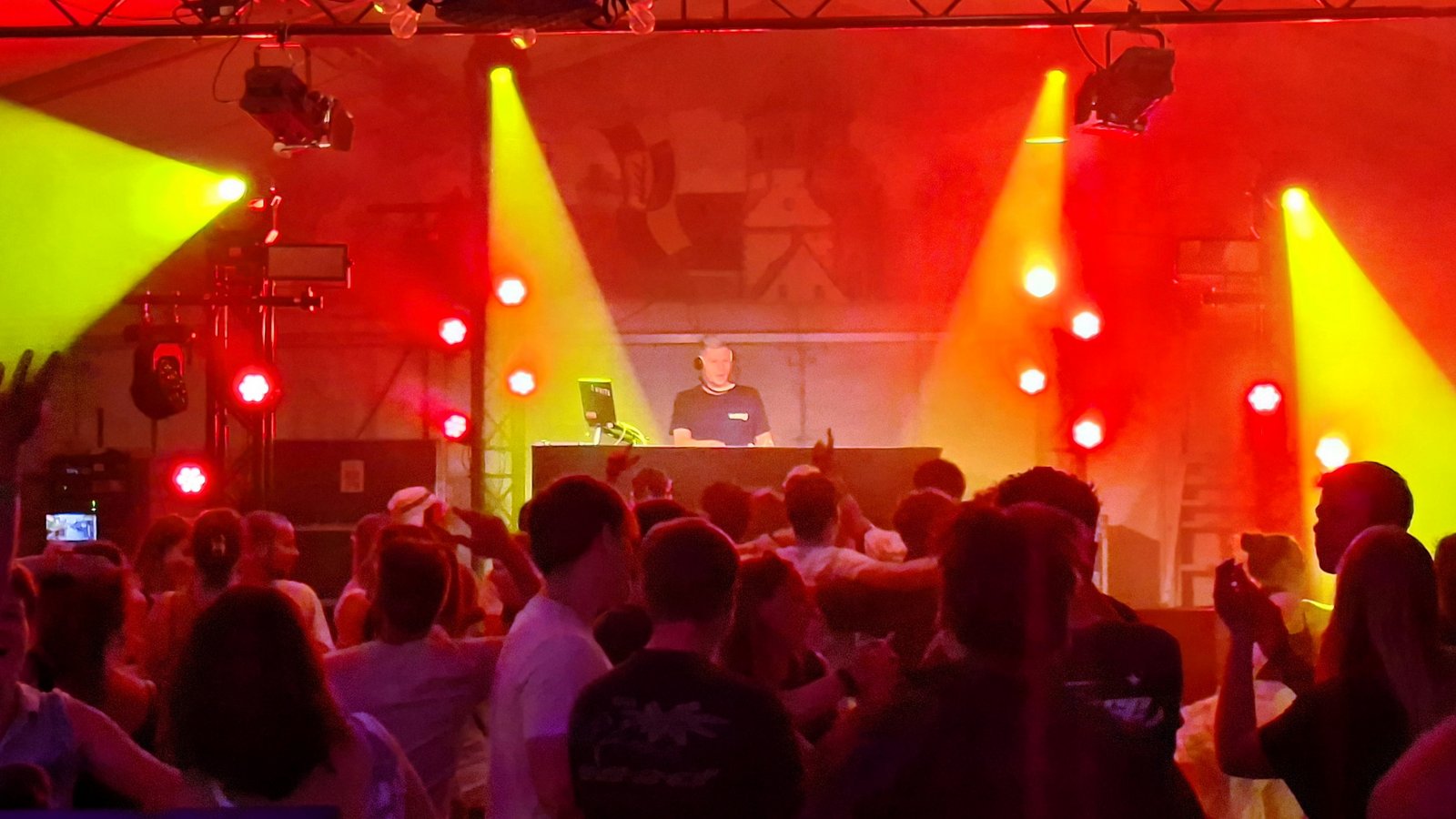 Premiere auf der Enz-Insel: SWR3-DJ „D. White“ sorgt am Samstagabend für Stimmung im Festzelt. Fotos: Gergen Premiere auf der Enz-Insel: SWR3-DJ „D. White“ sorgt am Samstagabend für Stimmung im Festzelt. Fotos: Gergen