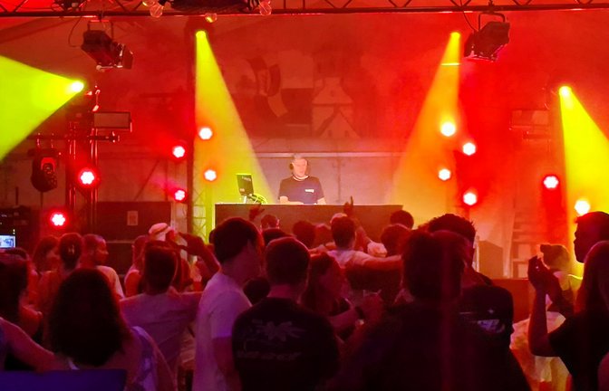 Premiere auf der Enz-Insel: SWR3-DJ „D. White“ sorgt am Samstagabend für Stimmung im Festzelt. <span class='image-autor'>Fotos: Gergen</span>