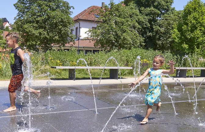 Ende Juni wird in Mühlacker ein neuer Temperaturrekord von 40,6 Grad Celsius gemessen, da tut Abkühlung – wie hier in den Enzgärten – gut.  Fotos/Grafik: Stadt Mühlacker