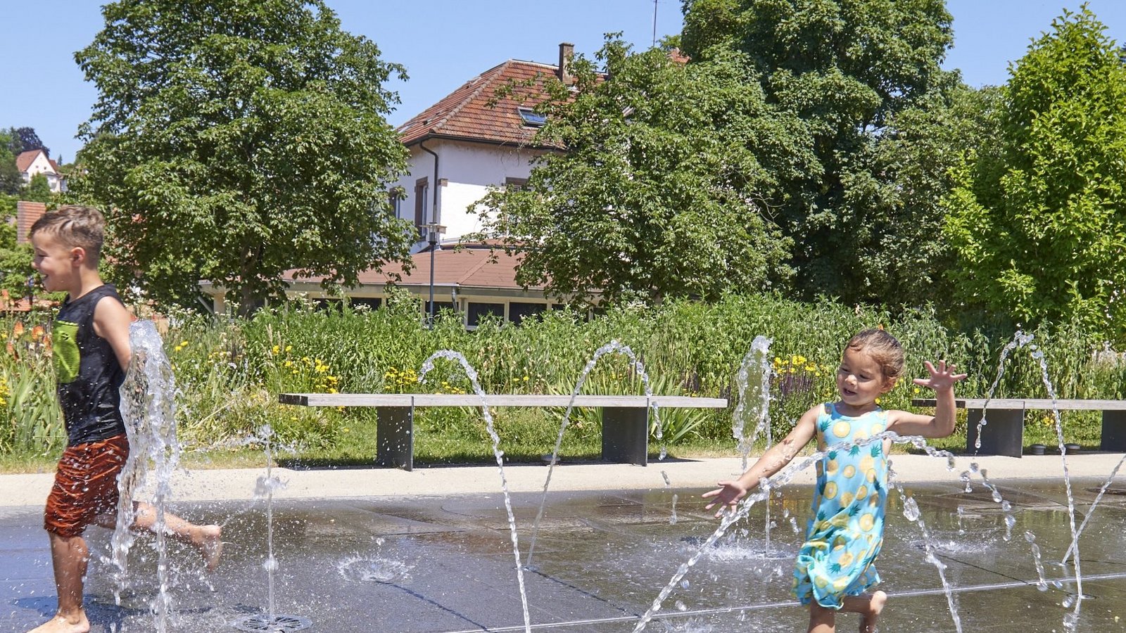 Ende Juni wird in Mühlacker ein neuer Temperaturrekord von 40,6 Grad Celsius gemessen, da tut Abkühlung – wie hier in den Enzgärten – gut.  Fotos/Grafik: Stadt Mühlacker