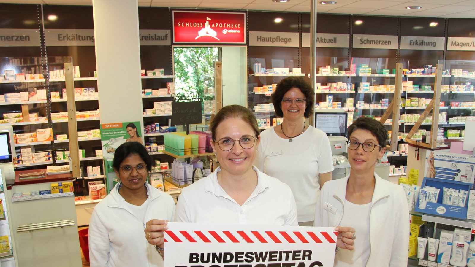 Alexie Messirek (vorne) und ihr Team der Schloss-Apotheke im Vaisana wollen ihre Kundschaft über die Hintergründe des Protesttages am morgigen Mittwoch informieren.  Foto: Banholzer