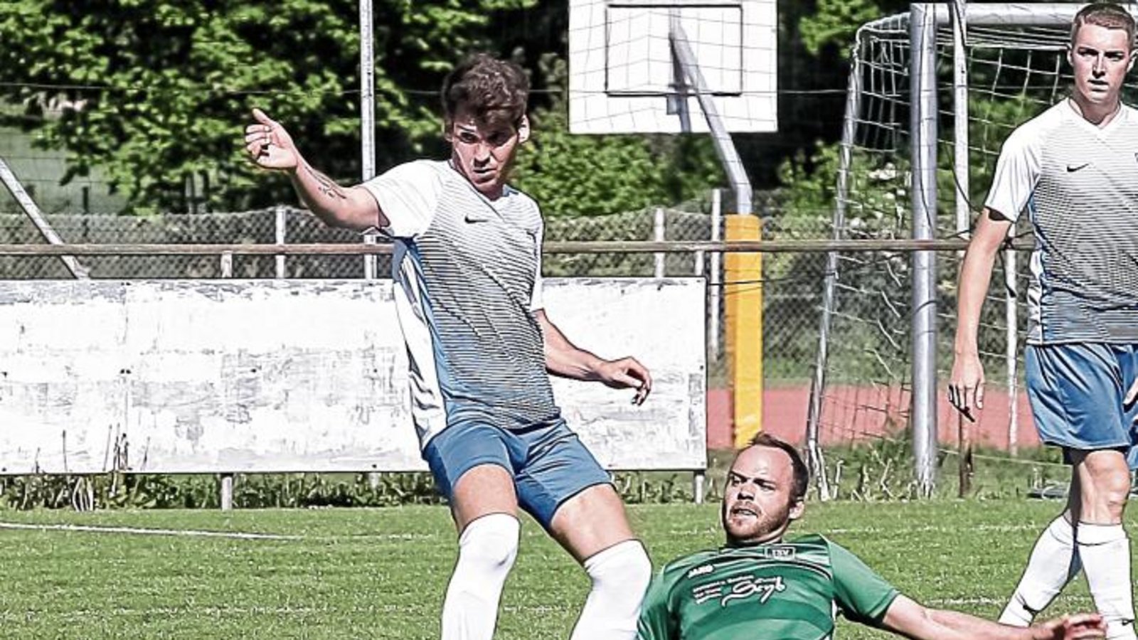 Kleinglattbachs Philipp Gutjahr (am Boden) und Ricardo Capritta vom TSV Häfnerhaslach kämpfen um den Ball. Am Ende des Tages steht der TSV Kleinglattbach auf Rang zwei. Foto: Simecek Kleinglattbachs Philipp Gutjahr (am Boden) und Ricardo Capritta vom TSV Häfnerhaslach kämpfen um den Ball. Am Ende des Tages steht der TSV Kleinglattbach auf Rang zwei. Foto: Simecek