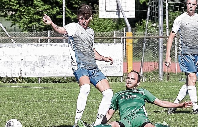 Kleinglattbachs Philipp Gutjahr (am Boden) und Ricardo Capritta vom TSV Häfnerhaslach kämpfen um den Ball. Am Ende des Tages steht der TSV Kleinglattbach auf Rang zwei. Foto: Simecek