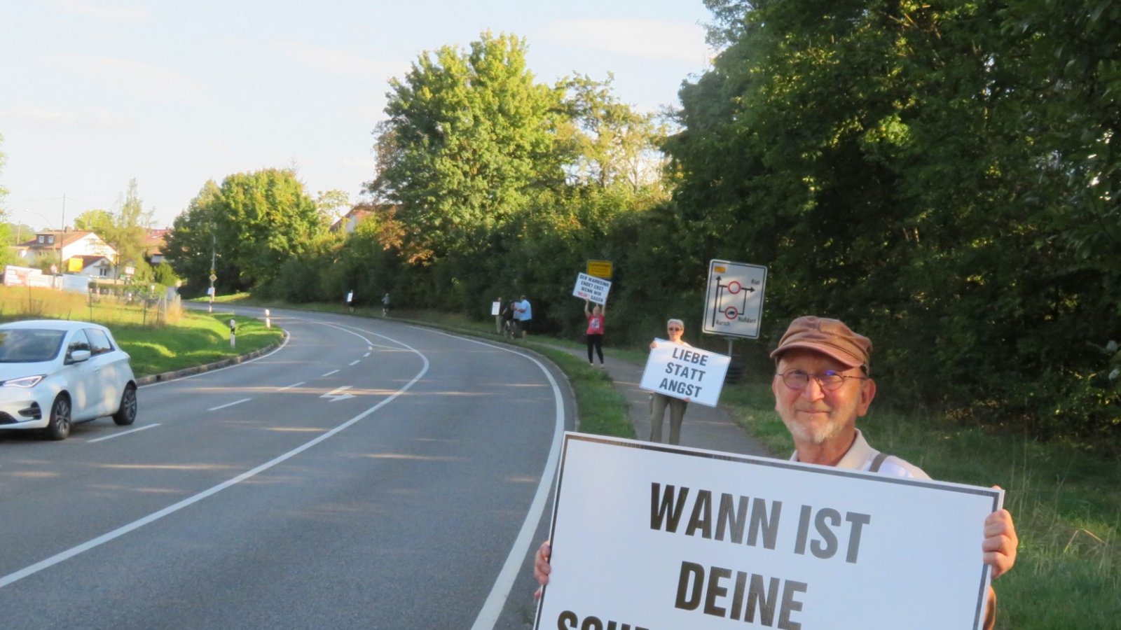 Demo gegen die B 10-Pläne in Enzweihingen? Nein. „Schildbürger“ protestieren gegen den Zustand der Gesellschaft. Foto: Arning Demo gegen die B 10-Pläne in Enzweihingen? Nein. „Schildbürger“ protestieren gegen den Zustand der Gesellschaft. Foto: Arning