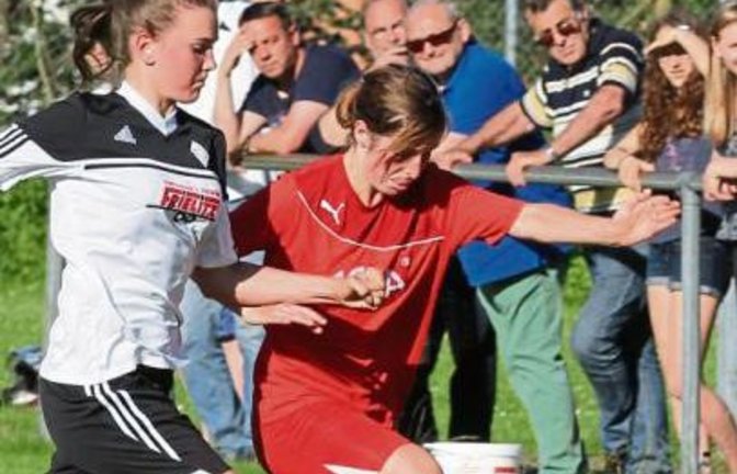 Anna Winkler (rechts) wirbelt mit dem SVH in der neuen Saison in der Verbandsstaffel auf der linken Mittelfeldseite. Foto: Archiv/Nachreiner