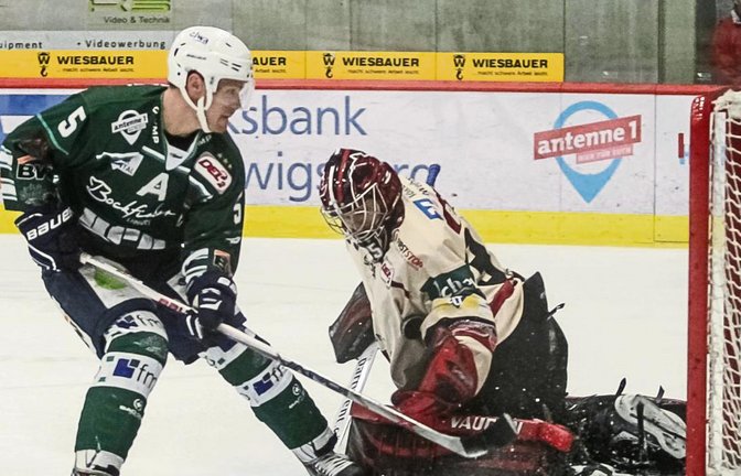 René Schoofs drückt den Puck irgendwie unter dem Schoner von Bad Nauheims Goalie Mikko Rämö ins Netz. Foto: Simecek