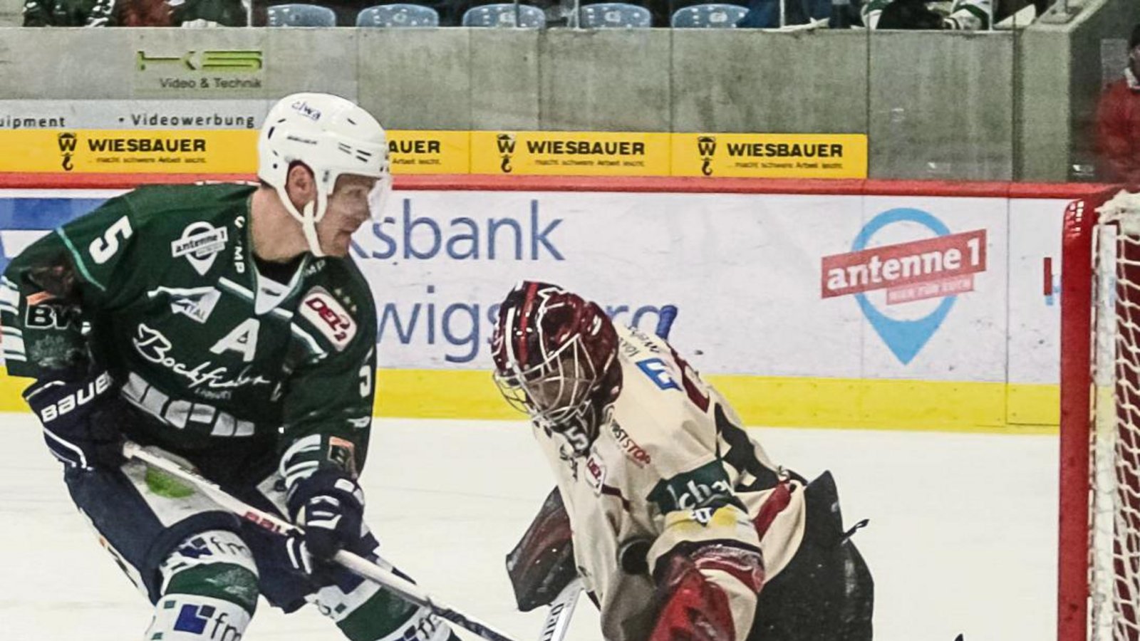 René Schoofs drückt den Puck irgendwie unter dem Schoner von Bad Nauheims Goalie Mikko Rämö ins Netz. Foto: Simecek René Schoofs drückt den Puck irgendwie unter dem Schoner von Bad Nauheims Goalie Mikko Rämö ins Netz. Foto: Simecek