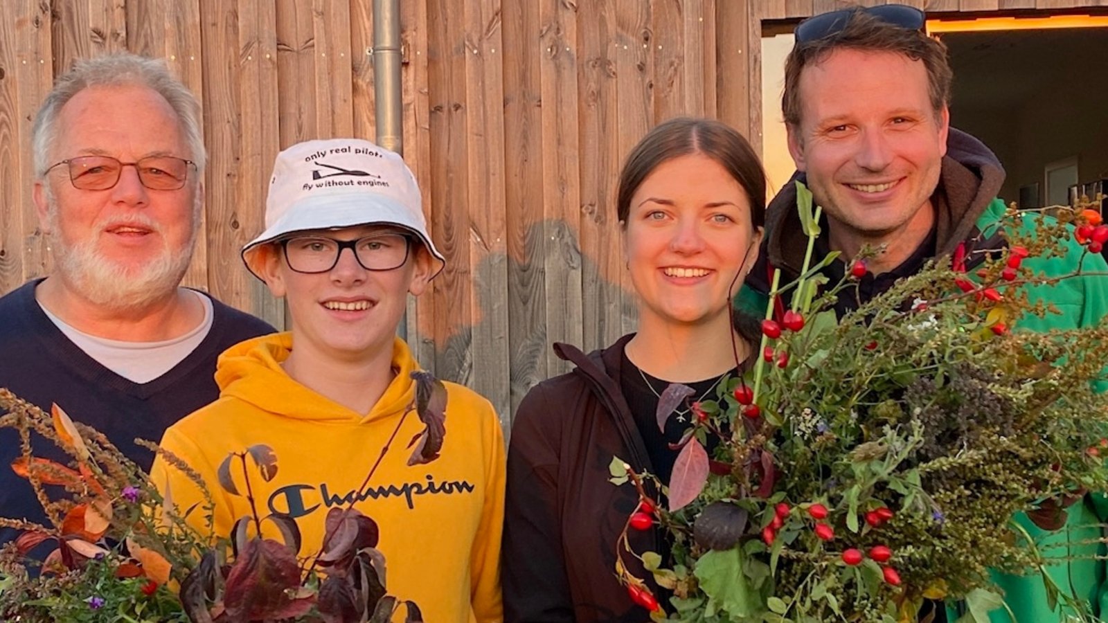 Simon Beck und Lea Herget nach ihren erfolgreichen ersten Alleinflügen mit ihren Fluglehrern Artur Mayer (links) und Niklas Helbeck (rechts).