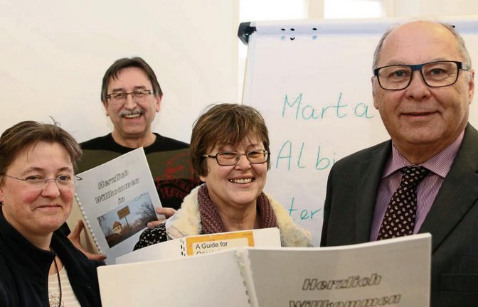 Karin Großkopf, Rolf Regener, Pfarrerin Elke Gratz und Bürgermeister Werner Somlai zeigen die Willkommensbroschüre. Foto: Bögel