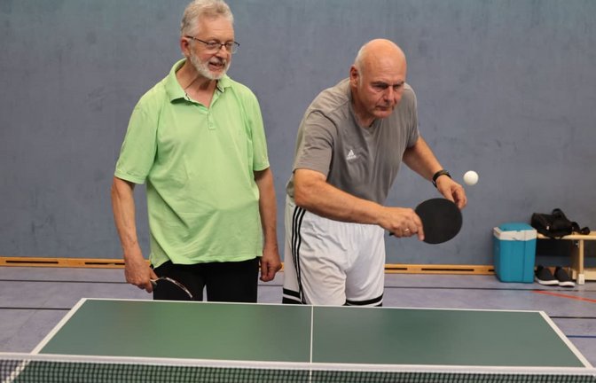 Winfried Döneke (links) und Peter Glatthaar (rechts) leiten die Parkinson-Gruppen in der Tischtennis-Abteilung des TV Oeffingen.<span class='image-autor'>Michael Käfer</span>