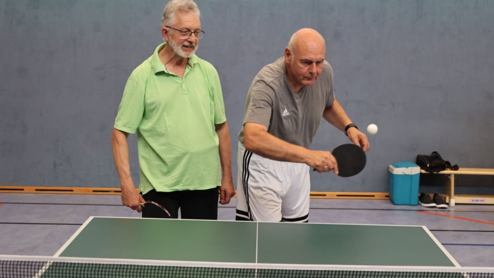Winfried Döneke (links) und Peter Glatthaar (rechts) leiten die Parkinson-Gruppen in der Tischtennis-Abteilung des TV Oeffingen.Michael Käfer Winfried Döneke (links) und Peter Glatthaar (rechts) leiten die Parkinson-Gruppen in der Tischtennis-Abteilung des TV Oeffingen.Michael Käfer