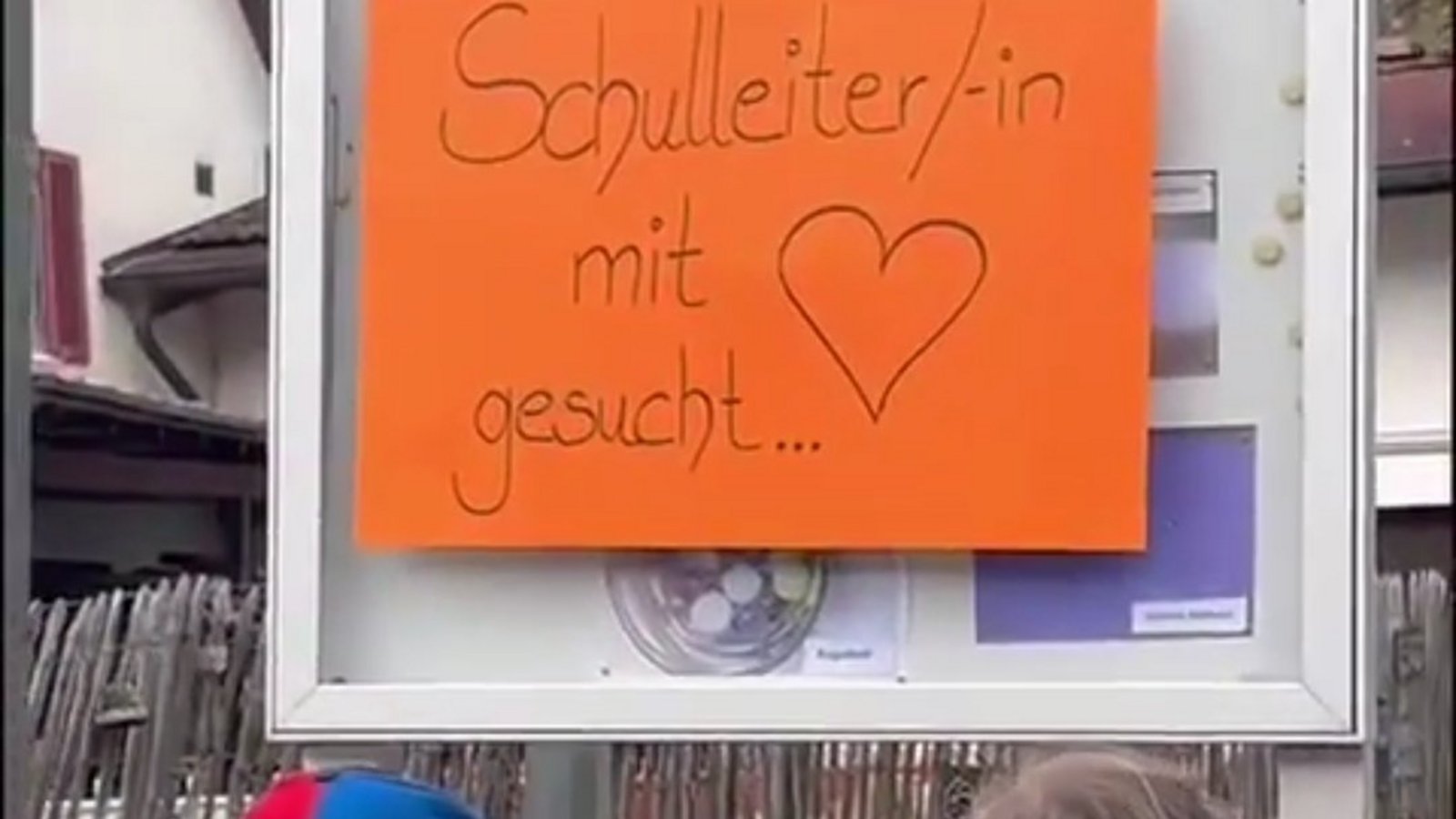 Mit einem Video möchten die Auricher Eltern bei der Suche nach einem Schulleiter oder eine Schulleiterin für die Grundschule am Kreuzbach unterstützen.  Screenshot: Müller