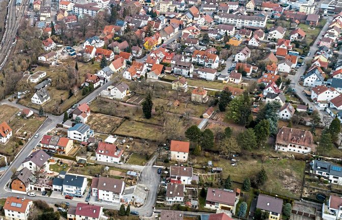 Links der Seepfad, rechts die Hohe Straße. Und dazwischen das Streitobjekt, ein privates Großbauvorhaben.  Foto: Pangerl
