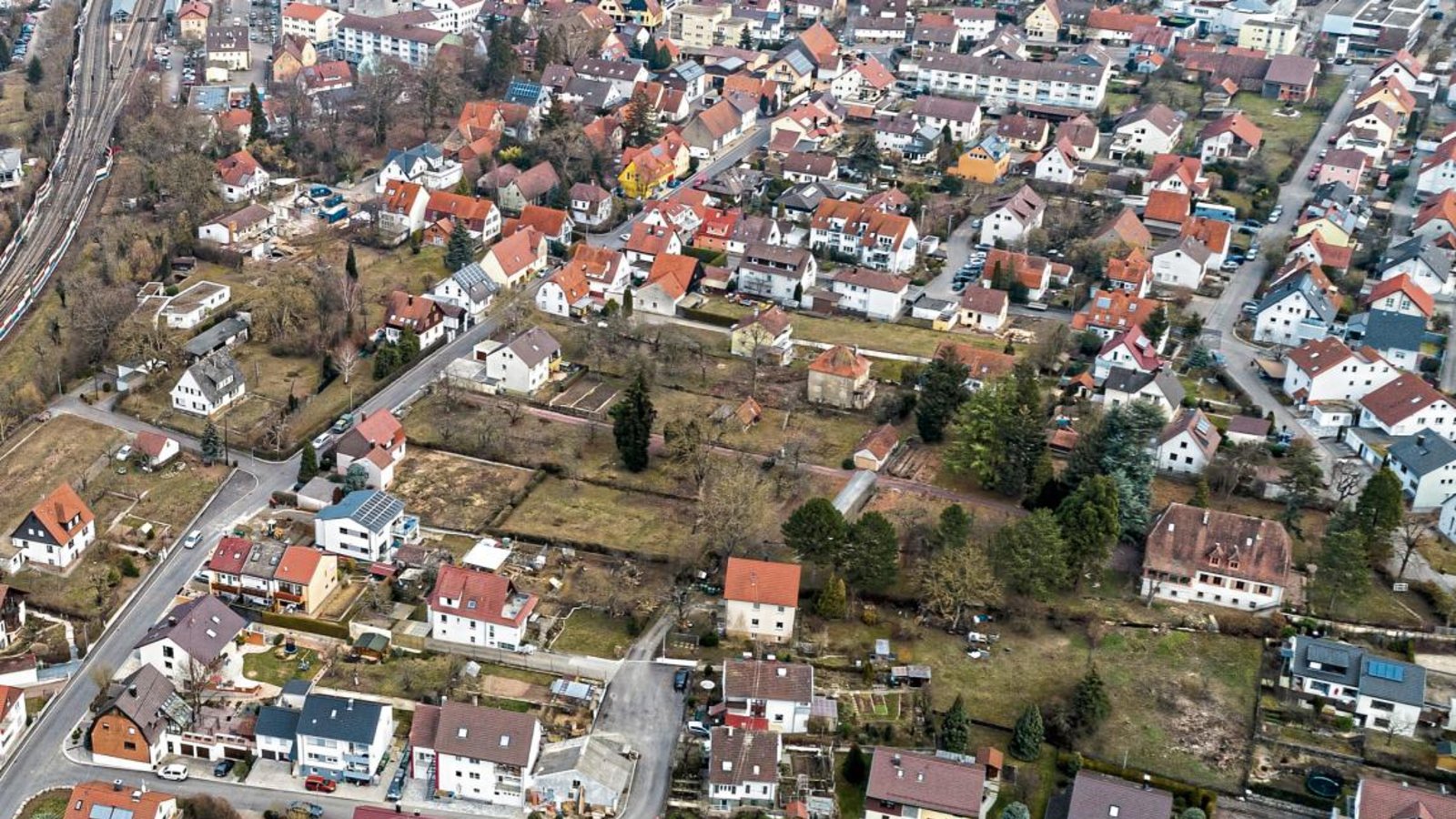 Links der Seepfad, rechts die Hohe Straße. Und dazwischen das Streitobjekt, ein privates Großbauvorhaben. Foto: Pangerl Links der Seepfad, rechts die Hohe Straße. Und dazwischen das Streitobjekt, ein privates Großbauvorhaben. Foto: Pangerl