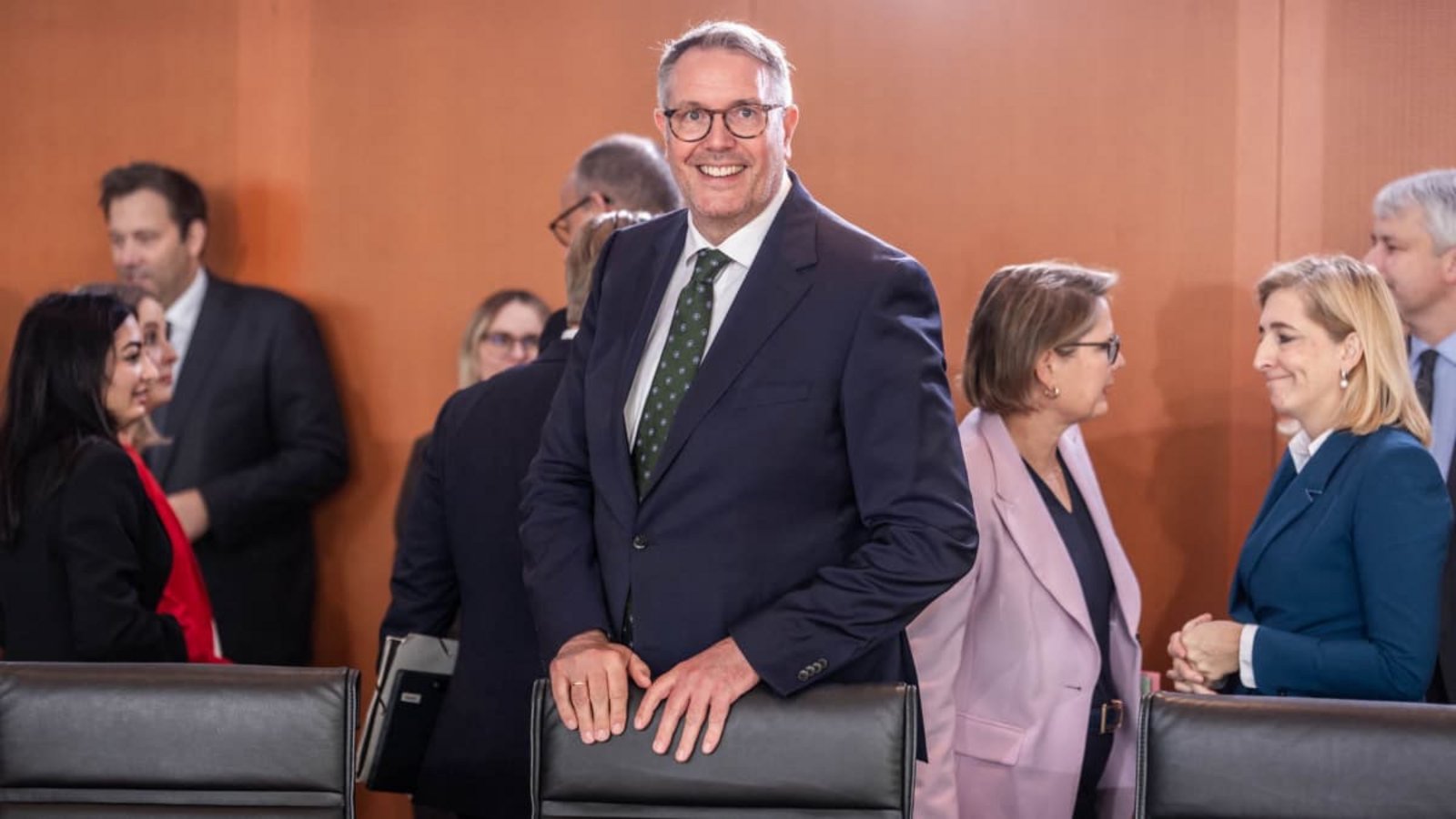 Alexander Schweitzer (SPD) bei seiner ersten Teilnahme an einer Kabinettssitzung im Kanzleramt.Michael Kappeler/dpa