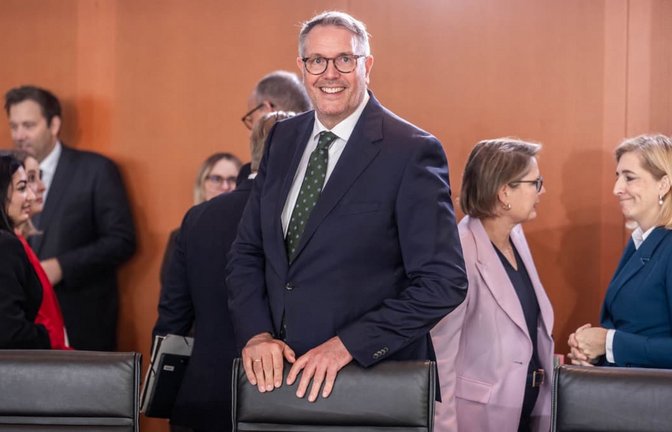 Alexander Schweitzer (SPD) bei seiner ersten Teilnahme an einer Kabinettssitzung im Kanzleramt.<span class='image-autor'>Michael Kappeler/dpa</span>