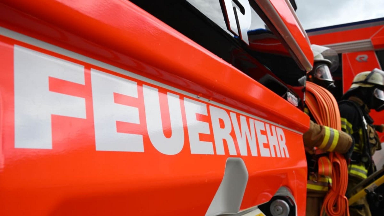 Die Feuerwehr rückte zu einem Discounter aus.Bernd Weißbrod/dpa Die Feuerwehr rückte zu einem Discounter aus.Bernd Weißbrod/dpa