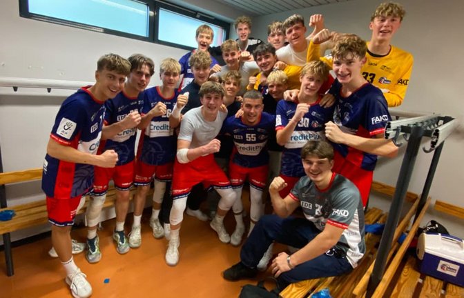 So sehen Saisonauftaktsieger aus: Die B-Jugendhandballer der JANO jubeln nach dem Erfolg gegen München-Allach.<span class='image-autor'>oh</span>