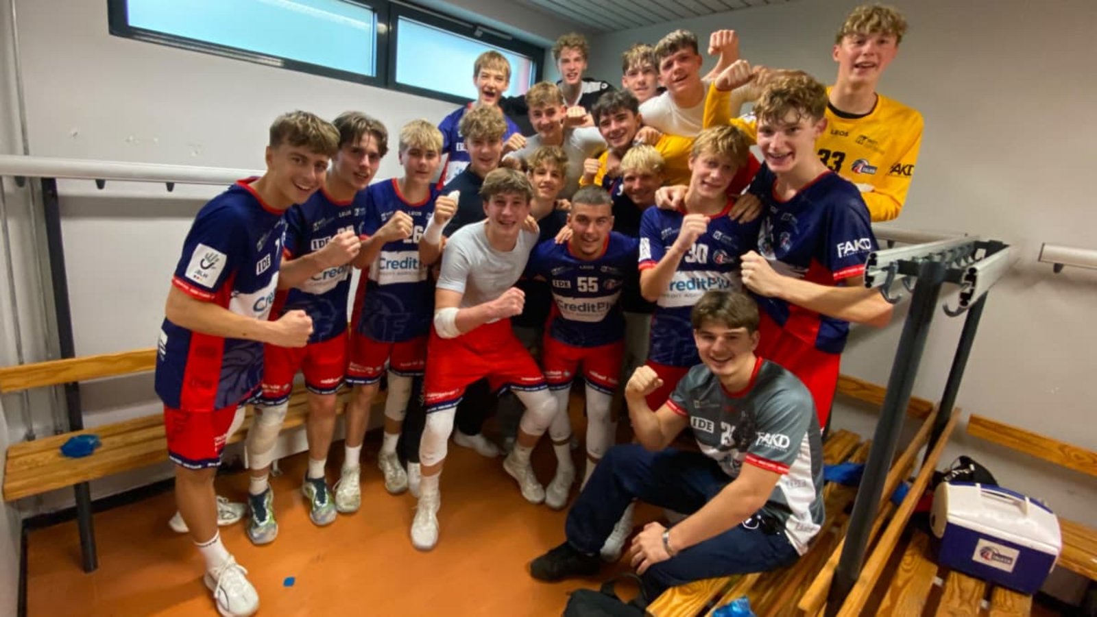 So sehen Saisonauftaktsieger aus: Die B-Jugendhandballer der JANO jubeln nach dem Erfolg gegen München-Allach.oh So sehen Saisonauftaktsieger aus: Die B-Jugendhandballer der JANO jubeln nach dem Erfolg gegen München-Allach.oh