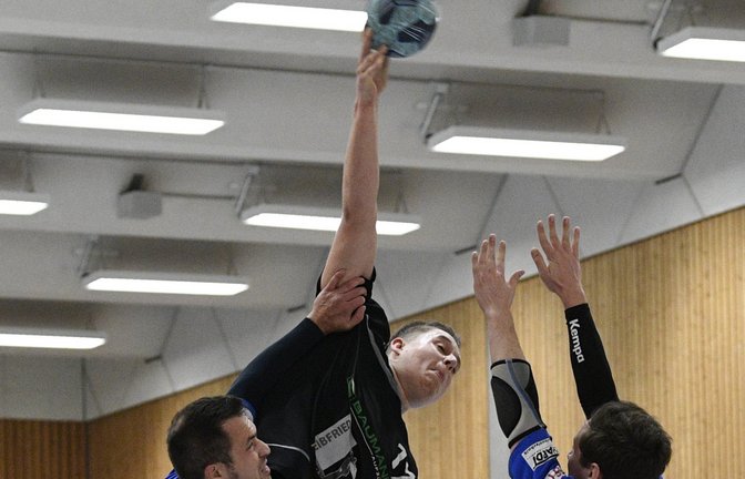 Hannes Staiger (Mitte) hat mit den Handballern des CVJM Enzweihingen den Aufstieg in die Eichenkreuz-Landesliga geschafft – wenn auch am grünen Tisch. <span class='image-autor'>Foto: Leitner</span>