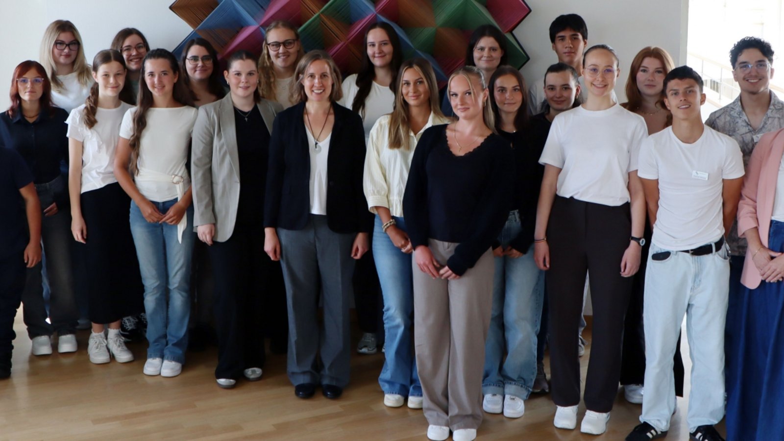 Begrüßen die Neuen im Landratsamt Enzkreis: Die Erste Landesbeamtin Dr. Hilde Neidhardt (Mitte mit schwarzem Blazer), Ausbildungsleiterin Michelle Knaub (rechts) und ihrer Kollegin aus dem Bereich Personalentwicklung, Kerstin Lehner (links daneben). Foto: Patrizia Joos/Enzkreis Begrüßen die Neuen im Landratsamt Enzkreis: Die Erste Landesbeamtin Dr. Hilde Neidhardt (Mitte mit schwarzem Blazer), Ausbildungsleiterin Michelle Knaub (rechts) und ihrer Kollegin aus dem Bereich Personalentwicklung, Kerstin Lehner (links daneben). Foto: Patrizia Joos/Enzkreis