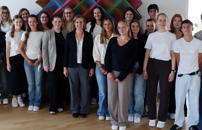 Begrüßen die Neuen im Landratsamt Enzkreis: Die Erste Landesbeamtin Dr. Hilde Neidhardt (Mitte mit schwarzem Blazer), Ausbildungsleiterin Michelle Knaub (rechts) und ihrer Kollegin aus dem Bereich Personalentwicklung, Kerstin Lehner (links daneben).  <span class='image-autor'>Foto: Patrizia Joos/Enzkreis</span>