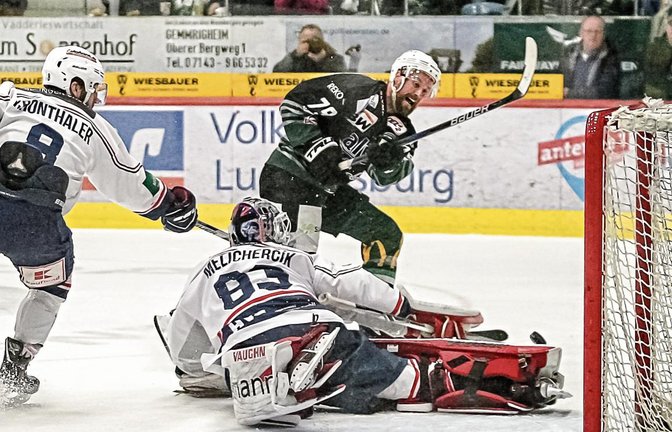 Andrew McPherson (hinten) prüft die Reflexe von Falken-Goalie Marcel Melichercik. Foto: Simecek