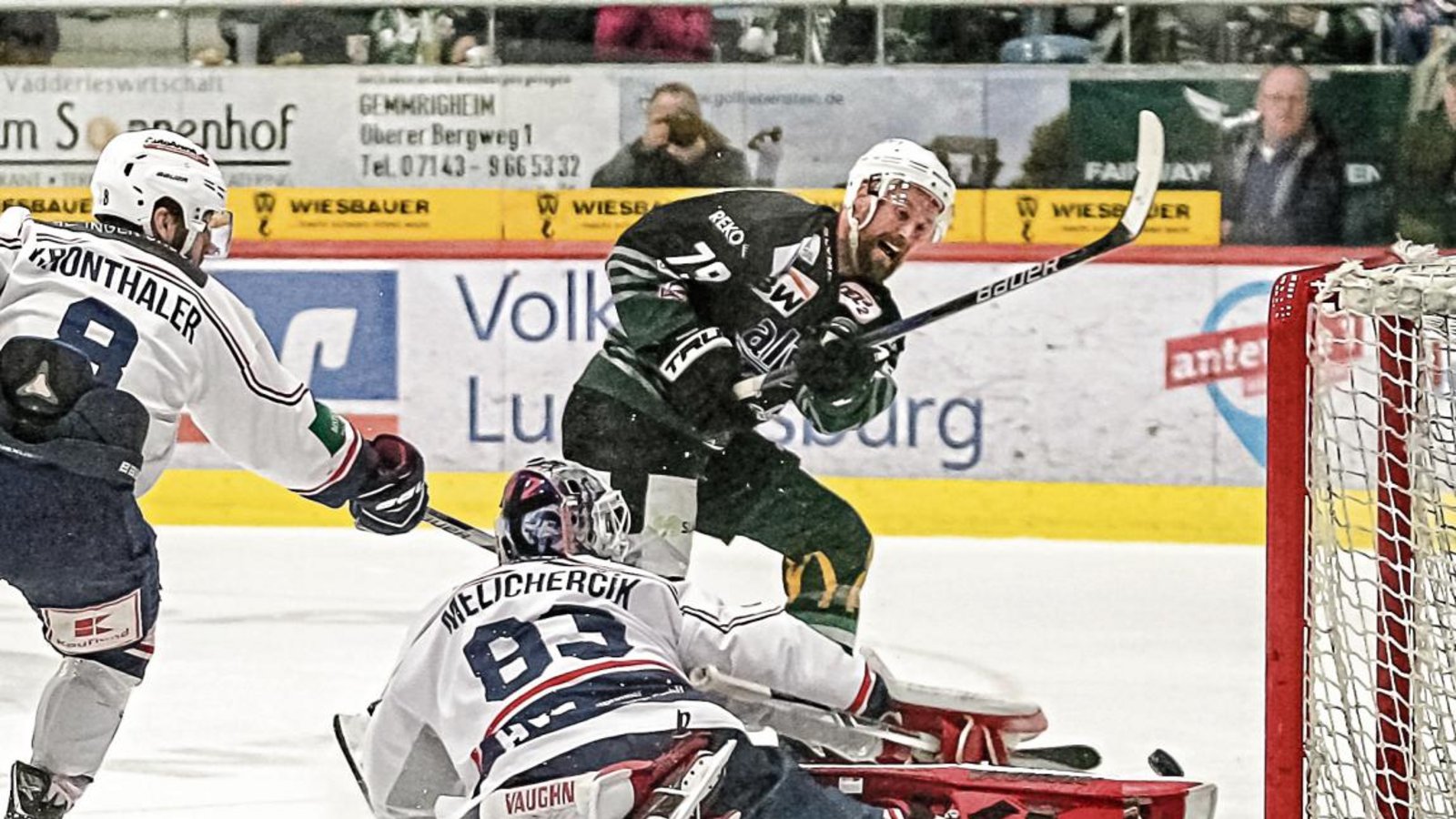 Andrew McPherson (hinten) prüft die Reflexe von Falken-Goalie Marcel Melichercik. Foto: Simecek