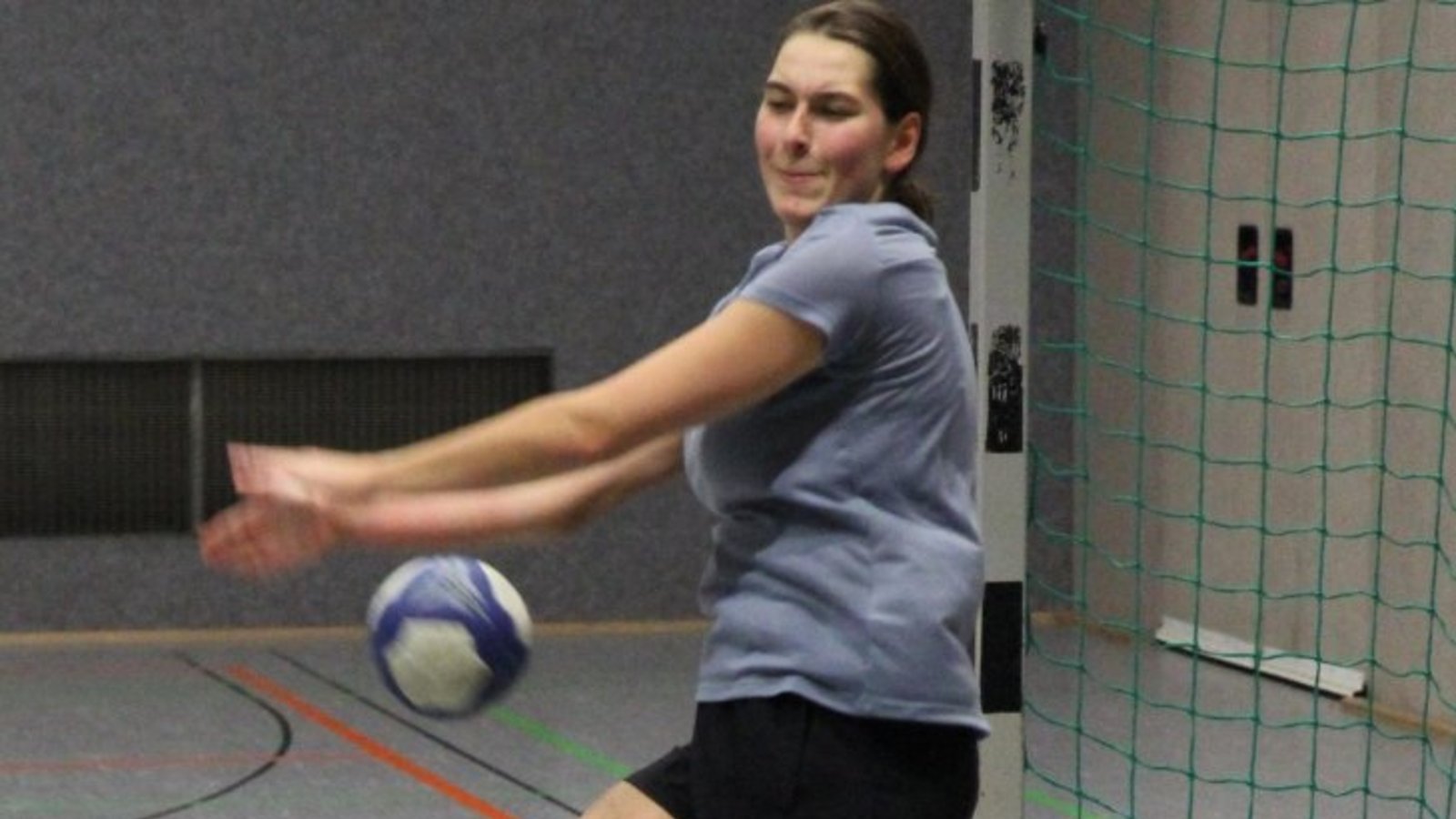 Torfrau Janina Gagsch wirft sich wirklich in jeden Ball.