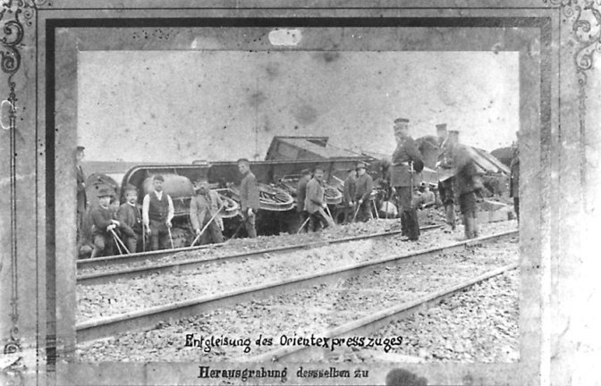 Das zweite Foto, das von dem Unglück erhalten blieb, zeigt vor allem die Bergungshelfer. Das Bild hing lange Zeit im Gasthaus Hirsch. Repro: Bauder