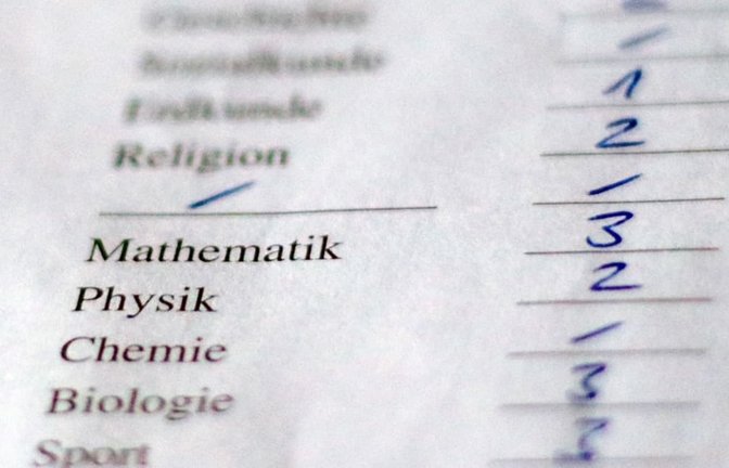 „Nicht nur auf die Ziffern schauen“: Eltern sollten das Zeugnis mit ihrem Kind besprechen.<span class='image-autor'>Maria Berentzen/dpa</span>