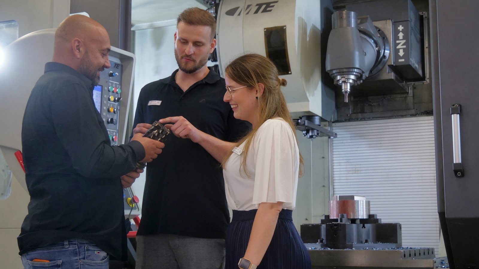 Eric Denner, Fabian Heimberger und Angelina Werthwein (von links) unterhalten sich über Trends und Lösungen im Bereich Zerspanung. Foto: Friedrich Eric Denner, Fabian Heimberger und Angelina Werthwein (von links) unterhalten sich über Trends und Lösungen im Bereich Zerspanung. Foto: Friedrich