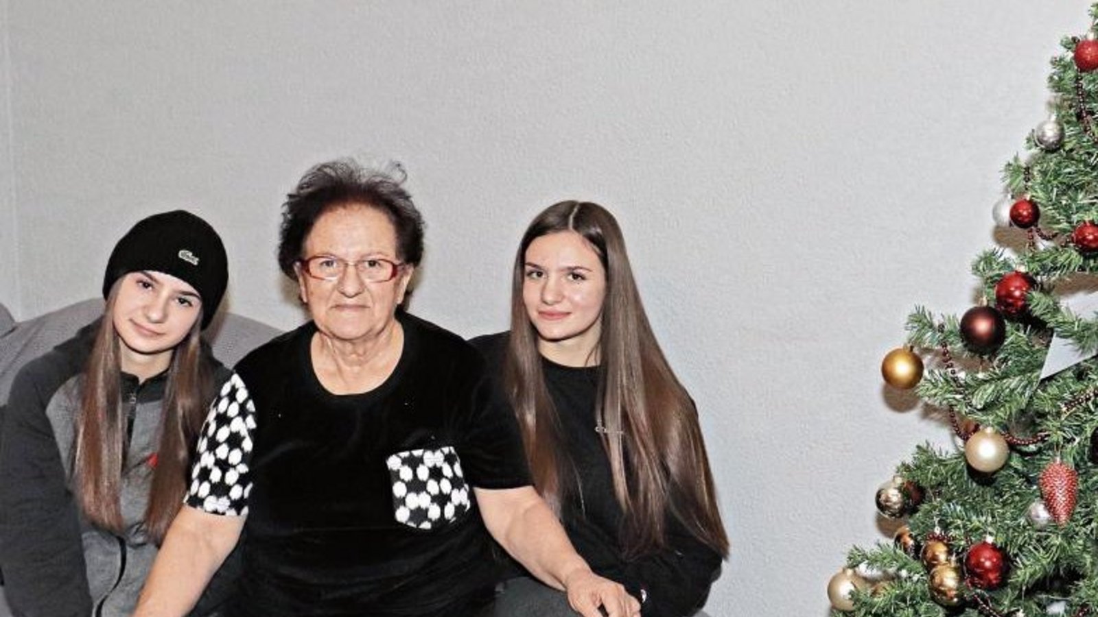 Konstantina Stalika (rechts) und ihre Schwester Despoina würden die geliebte Oma am liebsten nicht mehr nach Hause fahren lassen. Foto: Gergen