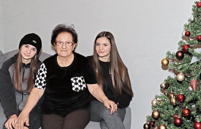Konstantina Stalika (rechts) und ihre Schwester Despoina würden die geliebte Oma am liebsten nicht mehr nach Hause fahren lassen. Foto: Gergen