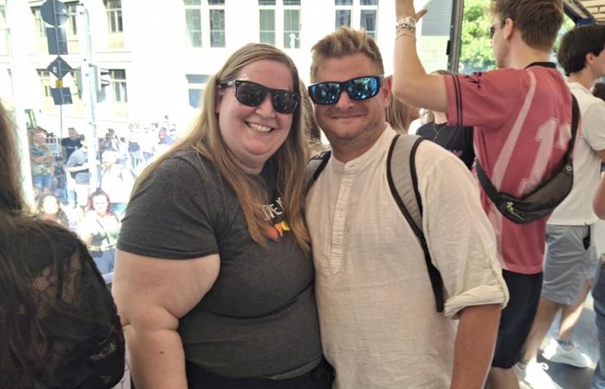 Unsere Gewinner Karina und Manuel genießen die Demo auf unserem Wagen.<span class='image-autor'>Sandra Belschner</span>