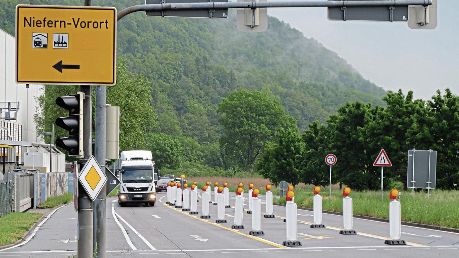 Der Verkehr vor der Ampel wird auf eine Fahrspur reduziert. Fotos: Friedrich